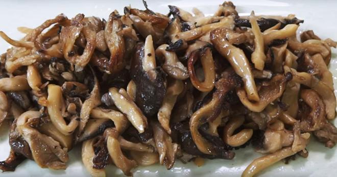 Hơn 40 tuổi chưa vợ con, trai đẹp Nguyễn Phi Hùng khiến chị em phải xấu hổ vì tài nấu ăn-5