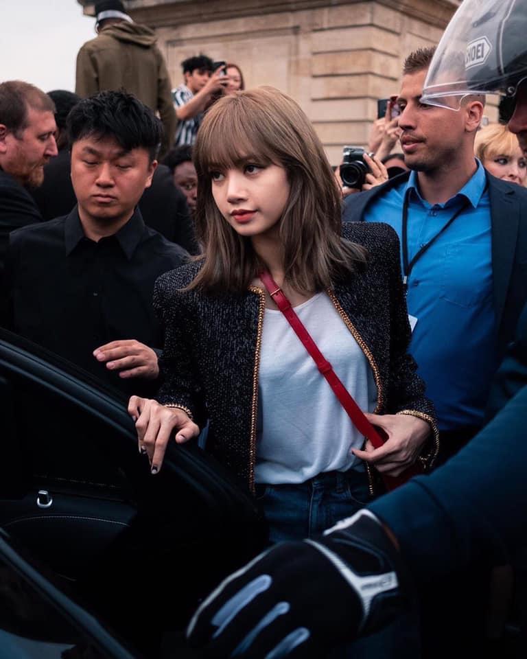 Lisa (BlackPink) khiến fan thòng tim vì xinh muốn xỉu tại Paris Fashion Week-2