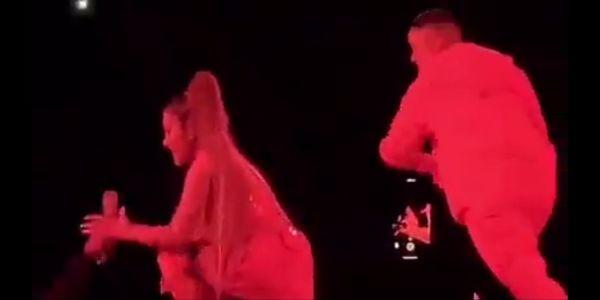 Clip: Ariana Grande mải mê hát, quăng micro xuống khán giả lúc nào không hay-1