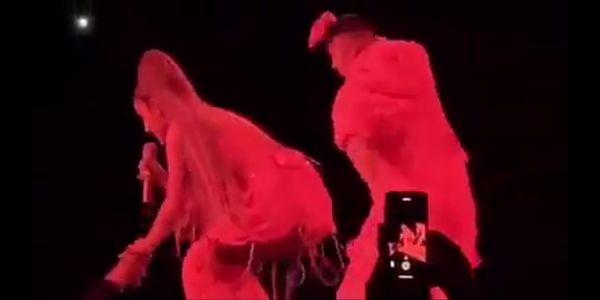 Clip: Ariana Grande mải mê hát, quăng micro xuống khán giả lúc nào không hay-2