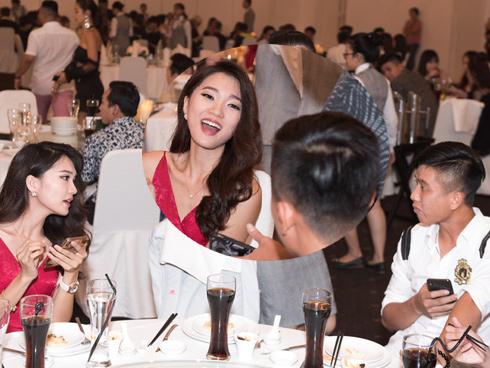 Ngọc Nữ công khai chuyện sang Singapore thăm Văn Đức, dân mạng được dịp đẩy thuyền chuyện tình người đẹp - cầu thủ-6