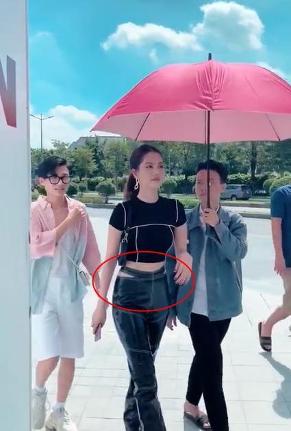 Ngọc Trinh mới là nữ hoàng nội y mà sao Khắc Tiệp lại học đòi mặc quần tụt lộ nội y 7 màu thế này?-1