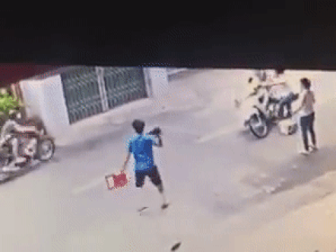 Clip: Chỉ vì tranh cãi từng milimet đường, nam thanh niên nổi máu điên phang thẳng mũ bảo hiểm vào đầu cô gái-2