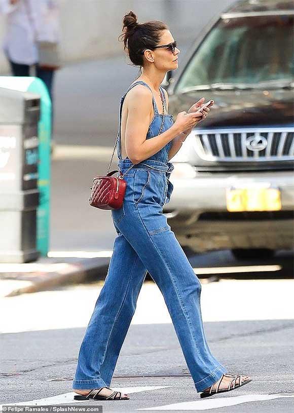 Giữa tin đồn chồng cũ Tom Cruise không phải bố Suri, Katie Holmes mặc quần yếm ‘quên’ áo-2