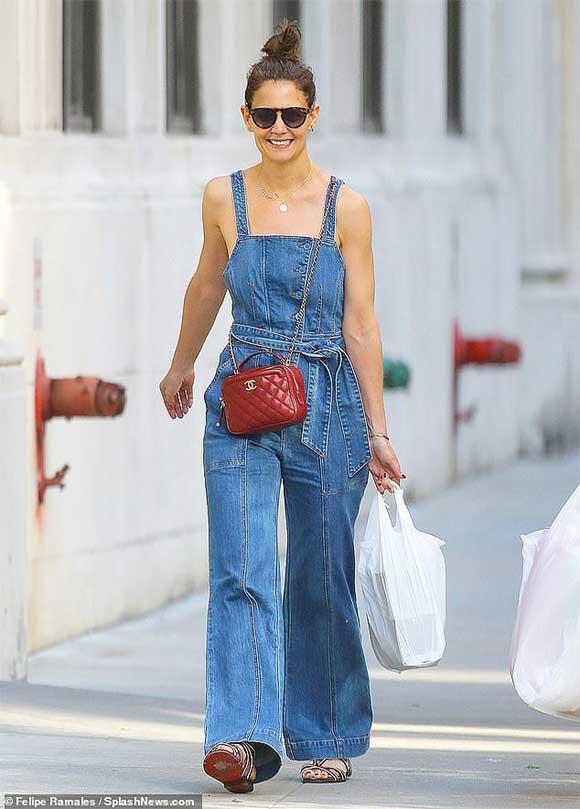 Giữa tin đồn chồng cũ Tom Cruise không phải bố Suri, Katie Holmes mặc quần yếm ‘quên’ áo-3