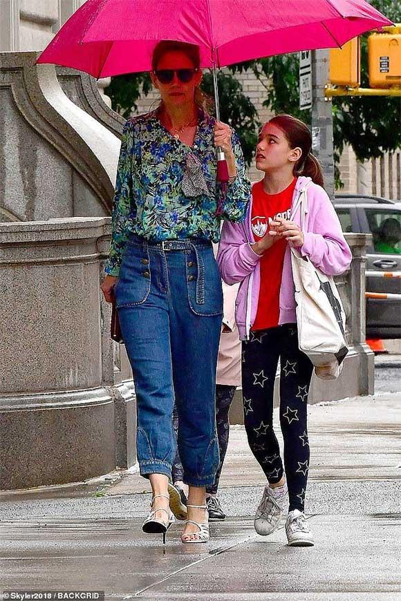 Giữa tin đồn chồng cũ Tom Cruise không phải bố Suri, Katie Holmes mặc quần yếm ‘quên’ áo-5