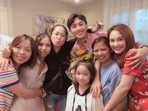 Khán giả vây kín xem Bảo Thanh, Quốc Trường quay phim lúc nửa đêm