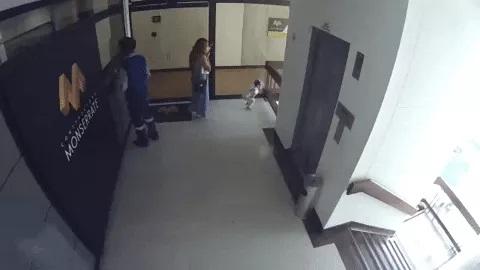 Clip: Mẹ mải xem điện thoại, con gái lao ra lan can tầng 4 và màn giải cứu thót tim-2