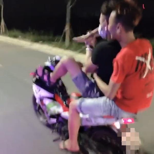 Clip: ‘Nóng mắt’ nhìn thanh niên lái xe Exciter bằng chân, tay múa quạt như Khá Bảnh-1