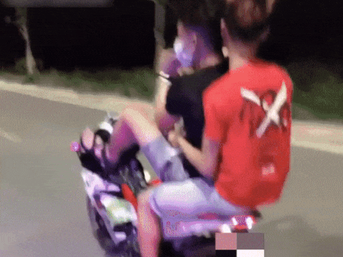 Clip: ‘Nóng mắt’ nhìn thanh niên lái xe Exciter bằng chân, tay 'múa quạt' như Khá Bảnh