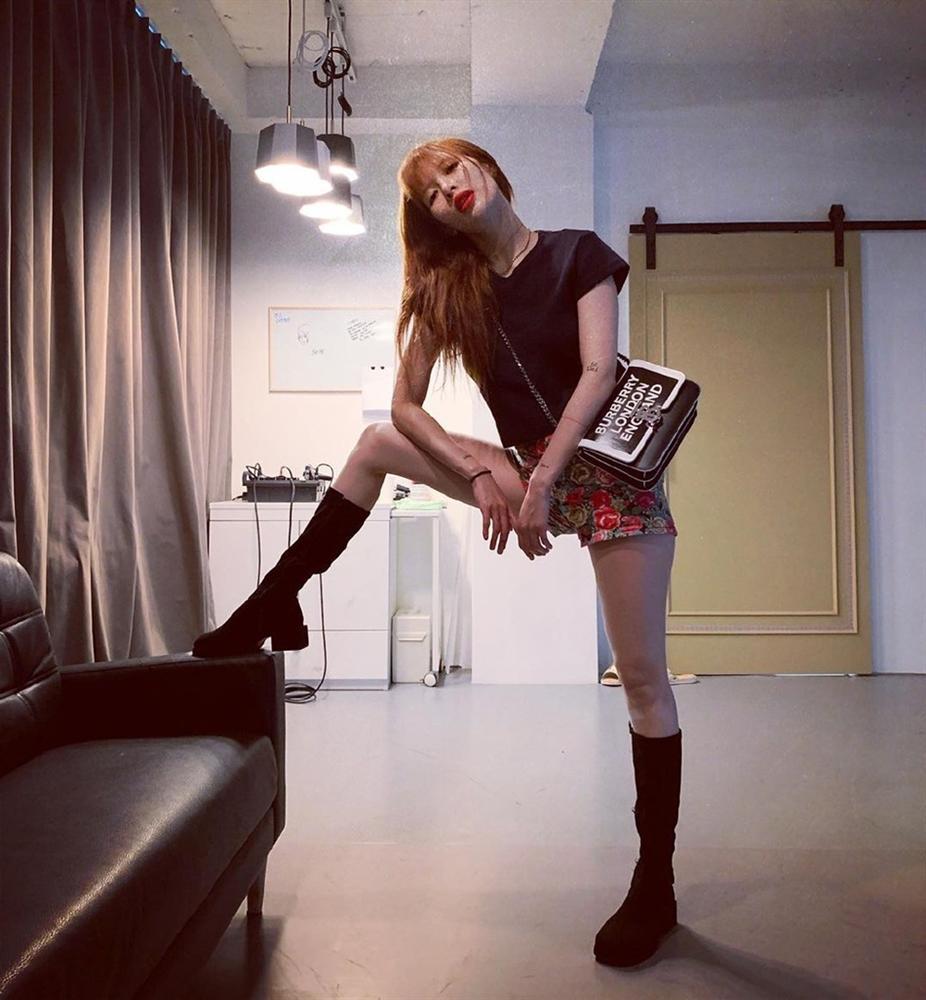 Diện quần short mặc như không rồi pose dáng không phải dạng vừa, HyunA khoe cặp đùi mật ong trứ danh-7