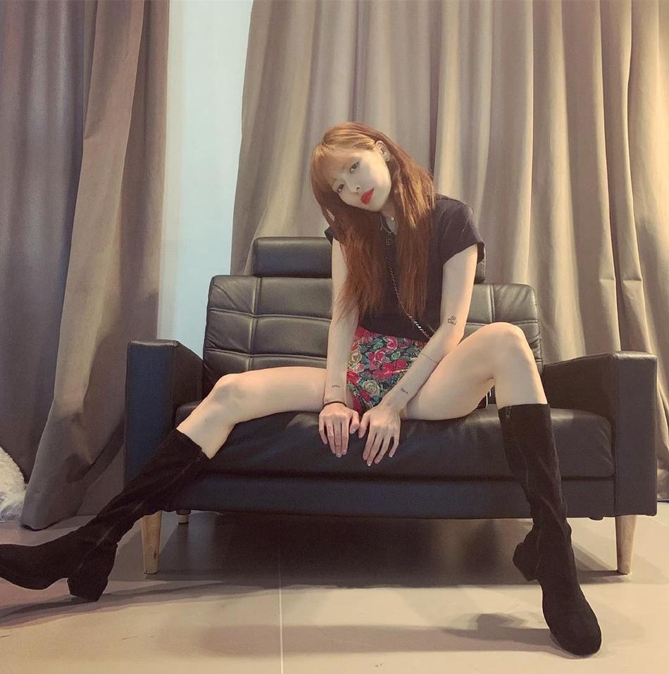 Muôn kiểu pose dáng xoạc chân siêu rộng khổng lồ khiến fan mất máu của HyunA-5