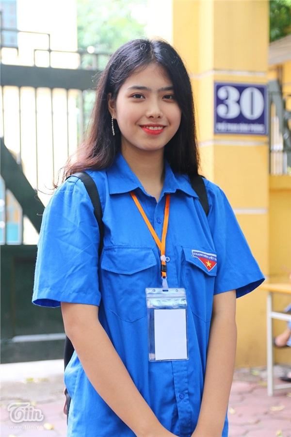 Nhan sắc xinh đẹp của nữ tình nguyện viên hết lòng vì sĩ tử và phụ huynh-1