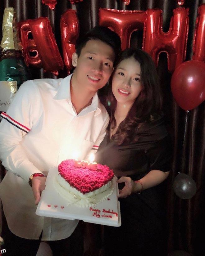 Vừa xác nhận làm lễ ăn hỏi vào ngày mai, trung vệ Bùi Tiến Dũng tiếp tục khoe nhẫn đính hôn siêu to siêu khổng lồ nữa này-4