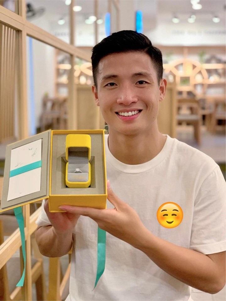 Vừa xác nhận làm lễ ăn hỏi vào ngày mai, trung vệ Bùi Tiến Dũng tiếp tục khoe nhẫn đính hôn siêu to siêu khổng lồ nữa này-1