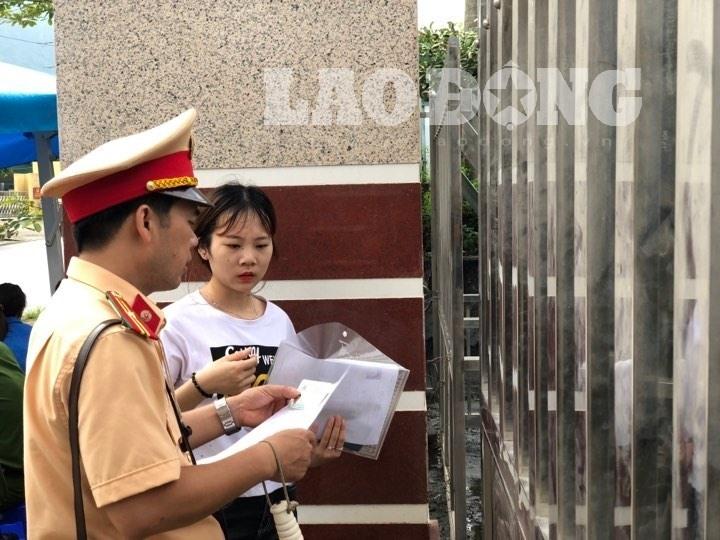7h53 đến phòng thi, nữ sinh Hà Giang khóc nức nở vì bị cấm thi-1