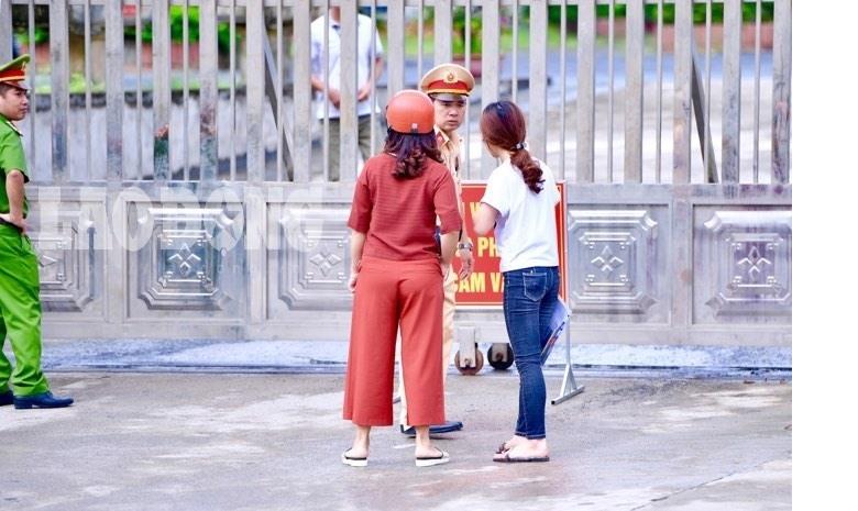 7h53 đến phòng thi, nữ sinh Hà Giang khóc nức nở vì bị cấm thi-5