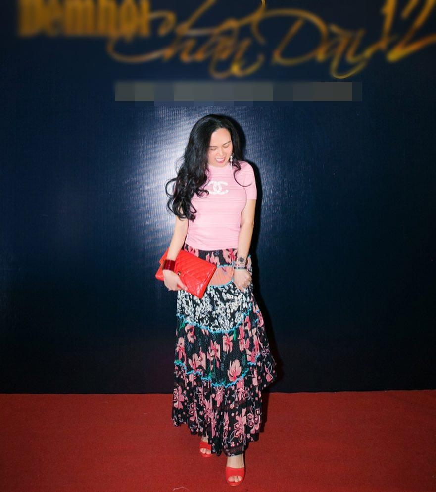 Mua phụ kiện hàng hiệu cứ phải hàng lố mới chịu, nhưng cách Phượng Chanel phối chúng với nhau thì vô phương cứu chữa-3