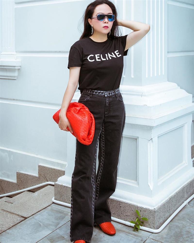 Mua phụ kiện hàng hiệu cứ phải hàng lố mới chịu, nhưng cách Phượng Chanel phối chúng với nhau thì vô phương cứu chữa-1