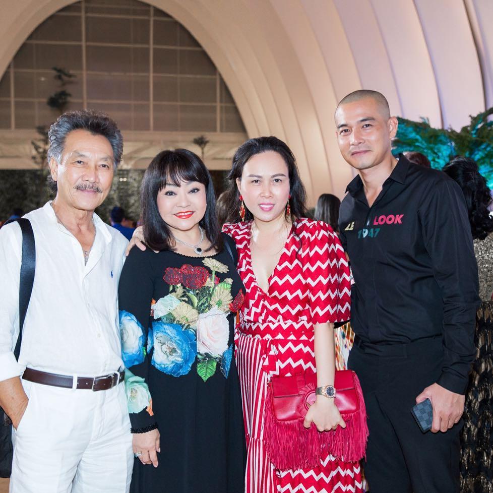 Mua phụ kiện hàng hiệu cứ phải hàng lố mới chịu, nhưng cách Phượng Chanel phối chúng với nhau thì vô phương cứu chữa-6