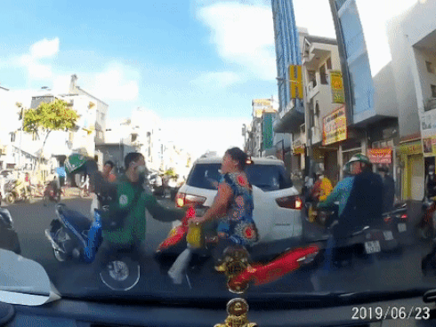 2 thanh niên đánh gãy răng bà 64 tuổi rồi hiếp dâm ở Bắc Giang-2