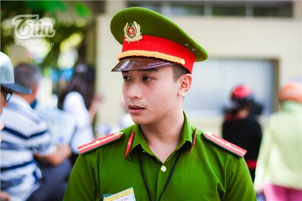 Chiến sĩ công an điển trai hỗ trợ kỳ thi THPT quốc gia, các sĩ tử làm sao tập trung được đây!-5