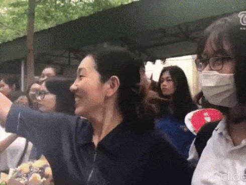 HOT nhất ngày thi tốt nghiệp THPT Quốc gia: Cô giáo mang hoa, ôm từng sĩ tử để cổ vũ vì học trò làm bài thi tốt