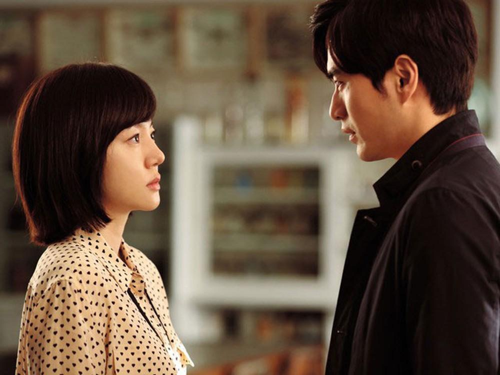 Tặng nhẫn tỏ tình bị bạn gái hất văng vì khinh nghèo, 3 năm sau tôi khiến cô ấy quỳ gối trước mặt-2