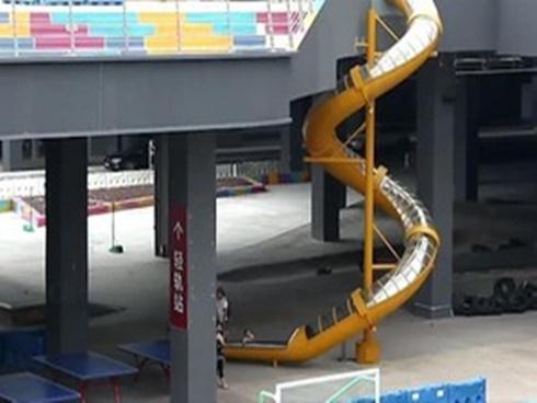 Cầu trượt xoắn ốc cao 10 m ở ga tàu Trung Quốc