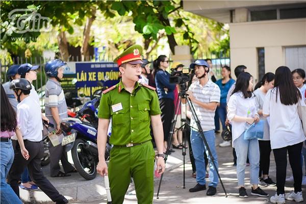 Chiến sĩ cảnh sát giao thông với tấm biển Xe ôm miễn phí gây bão kỳ thi THPT quốc gia-1