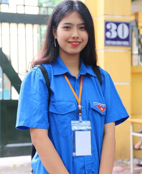 Chiến sĩ cảnh sát giao thông với tấm biển Xe ôm miễn phí gây bão kỳ thi THPT quốc gia-2