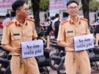 Chiến sĩ cảnh sát giao thông với tấm biển 'Xe ôm miễn phí' gây bão kỳ thi THPT quốc gia