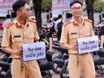 Chiến sĩ cảnh sát giao thông với tấm biển 'Xe ôm miễn phí' gây bão kỳ thi THPT quốc gia