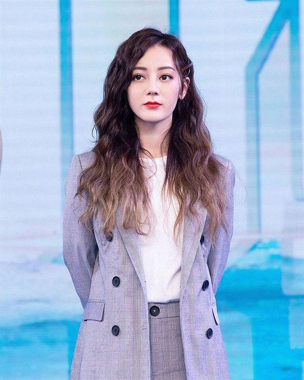 Địch Lệ Nhiệt Ba luôn thất thế khi đọ sắc cùng những nữ diễn viên khác đứng chung một khung hình-3