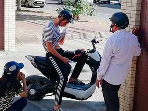 Xôn xao hình ảnh nam sinh ôm đầu lang thang ngoài đường không dám về gặp bố mẹ vì thi không tốt-3