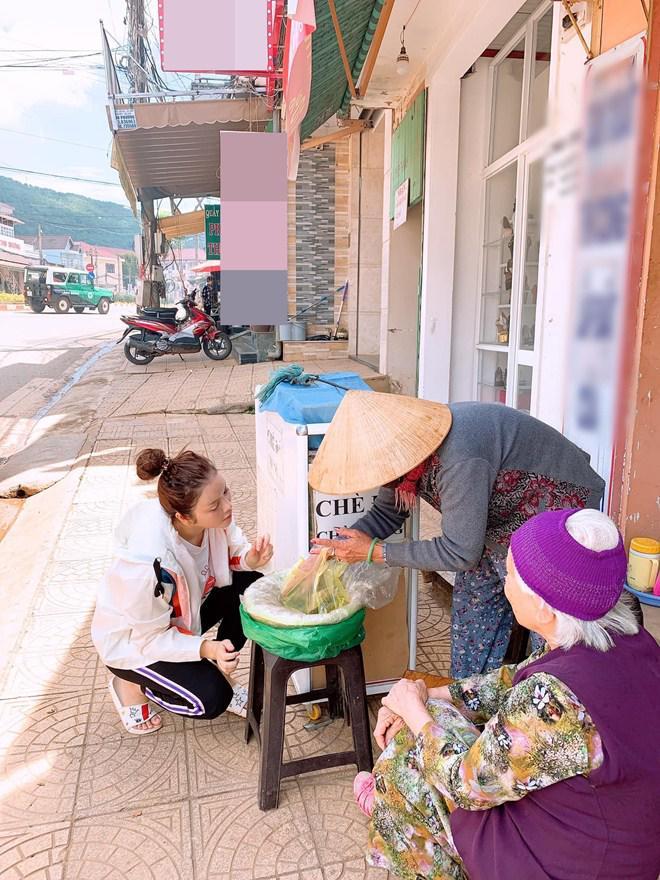 Vừa ốm liệt giường, Lý Nhã Kỳ lại đi mua đồ ăn vỉa hè thế này khiến fan càng thương-2