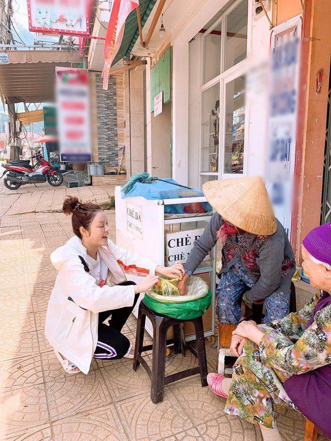 Vừa ốm liệt giường, Lý Nhã Kỳ lại đi mua đồ ăn vỉa hè thế này khiến fan càng thương-3