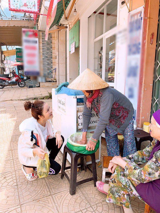 Vừa ốm liệt giường, Lý Nhã Kỳ lại đi mua đồ ăn vỉa hè thế này khiến fan càng thương-4