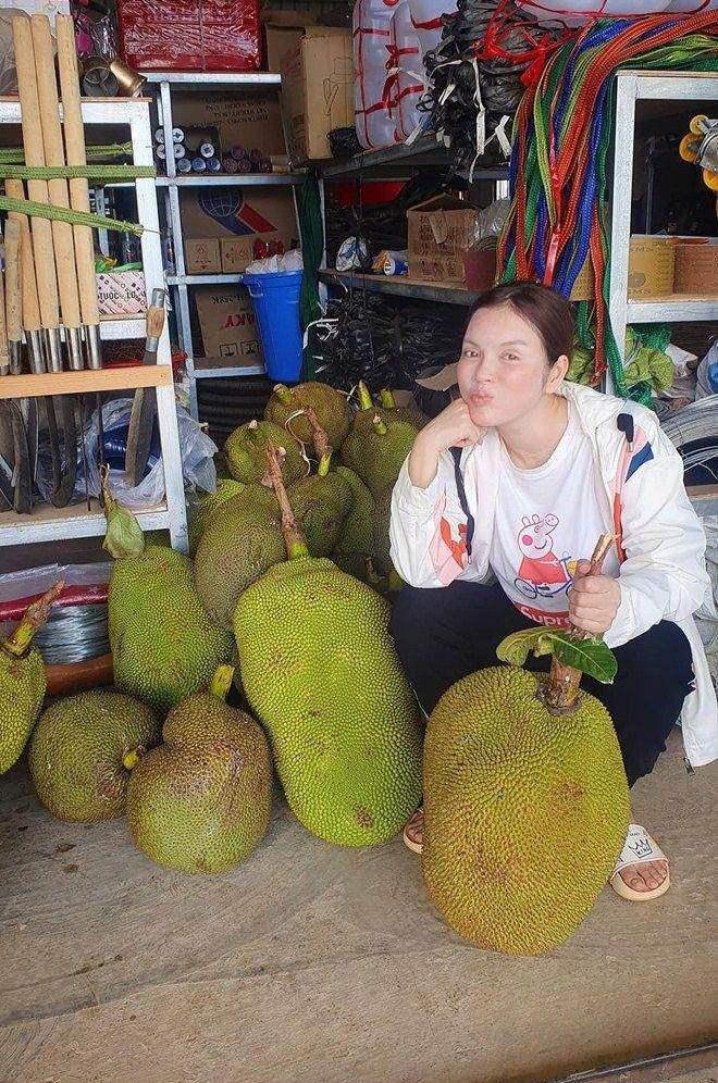 Vừa ốm liệt giường, Lý Nhã Kỳ lại đi mua đồ ăn vỉa hè thế này khiến fan càng thương-5