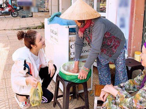 Vừa ốm liệt giường, Lý Nhã Kỳ lại đi mua đồ ăn vỉa hè thế này khiến fan càng thương