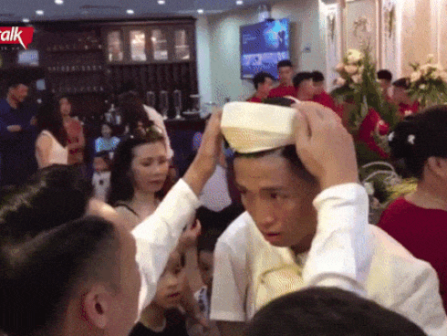 Clip: Trung vệ Bùi Tiến Dũng bảnh bao, diện áo dài mang 11 tráp lễ hoành tráng sang hỏi cưới bạn gái