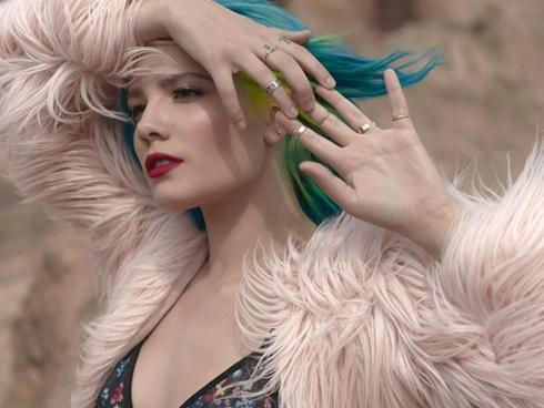 Nữ nghệ sĩ kết hợp với BTS gây sốc khi lộ toàn bộ vòng 1 trên bìa album mới-4