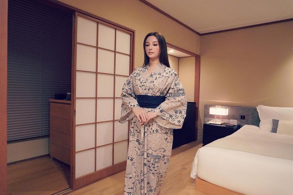 Huyền Baby khoe ra dáng mẹ chồng nhưng mặt thì vô hồn như tượng sáp, nghìn khuôn hình như một-5