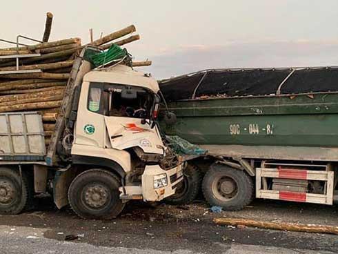 Đâm vào đuôi xe tải, 2 người chết trong ca bin ở Hà Nội