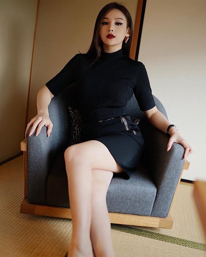 Huyền Baby khoe ra dáng mẹ chồng nhưng mặt thì vô hồn như tượng sáp, nghìn khuôn hình như một-10