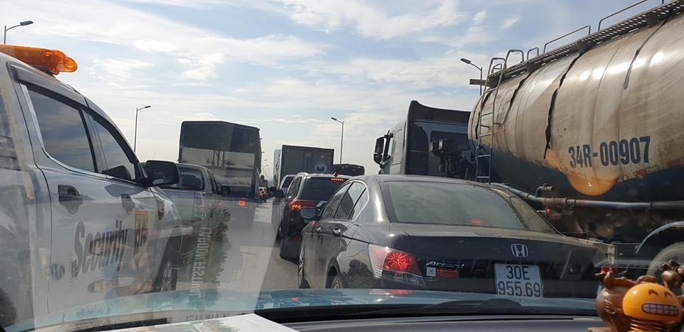 Đâm vào đuôi xe tải, 2 người chết trong ca bin ở Hà Nội-3