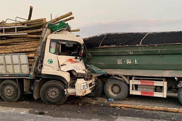 Đâm vào đuôi xe tải, 2 người chết trong ca bin ở Hà Nội-4