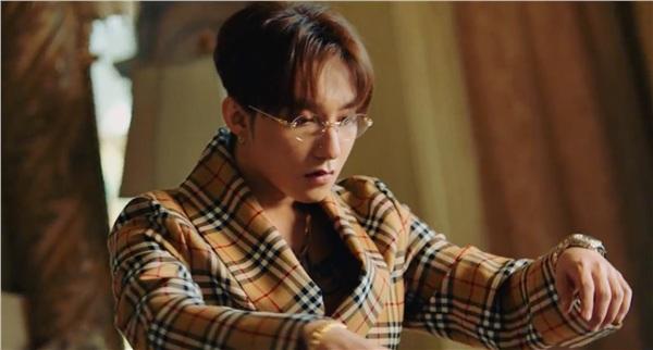 Vừa tung teaser Hãy trao cho anh, Sơn Tùng đụng hàng đồ hiệu với gà cưng YG-1