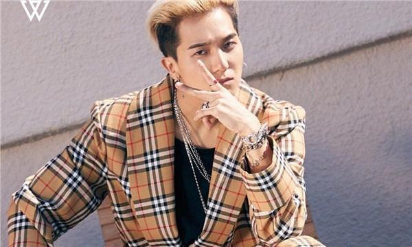 Vừa tung teaser Hãy trao cho anh, Sơn Tùng đụng hàng đồ hiệu với gà cưng YG-2