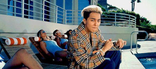 Vừa tung teaser Hãy trao cho anh, Sơn Tùng đụng hàng đồ hiệu với gà cưng YG-6